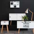 Actona Mitra Nachttisch in Weiss mit Holzbeinen, kombiniert mit passendem Sideboard und Wandregal im skandinavischen Stil