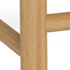 Detailaufnahme Holzbeine Hocker Actona Alvin in hellem Naturholz mit Querstreben
