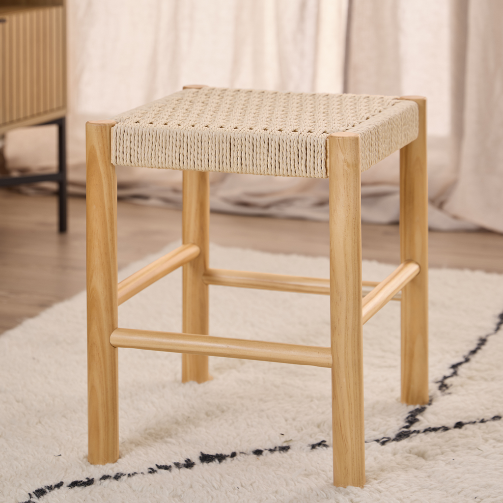 Tabouret tressé couleur crème avec structure en bois naturel