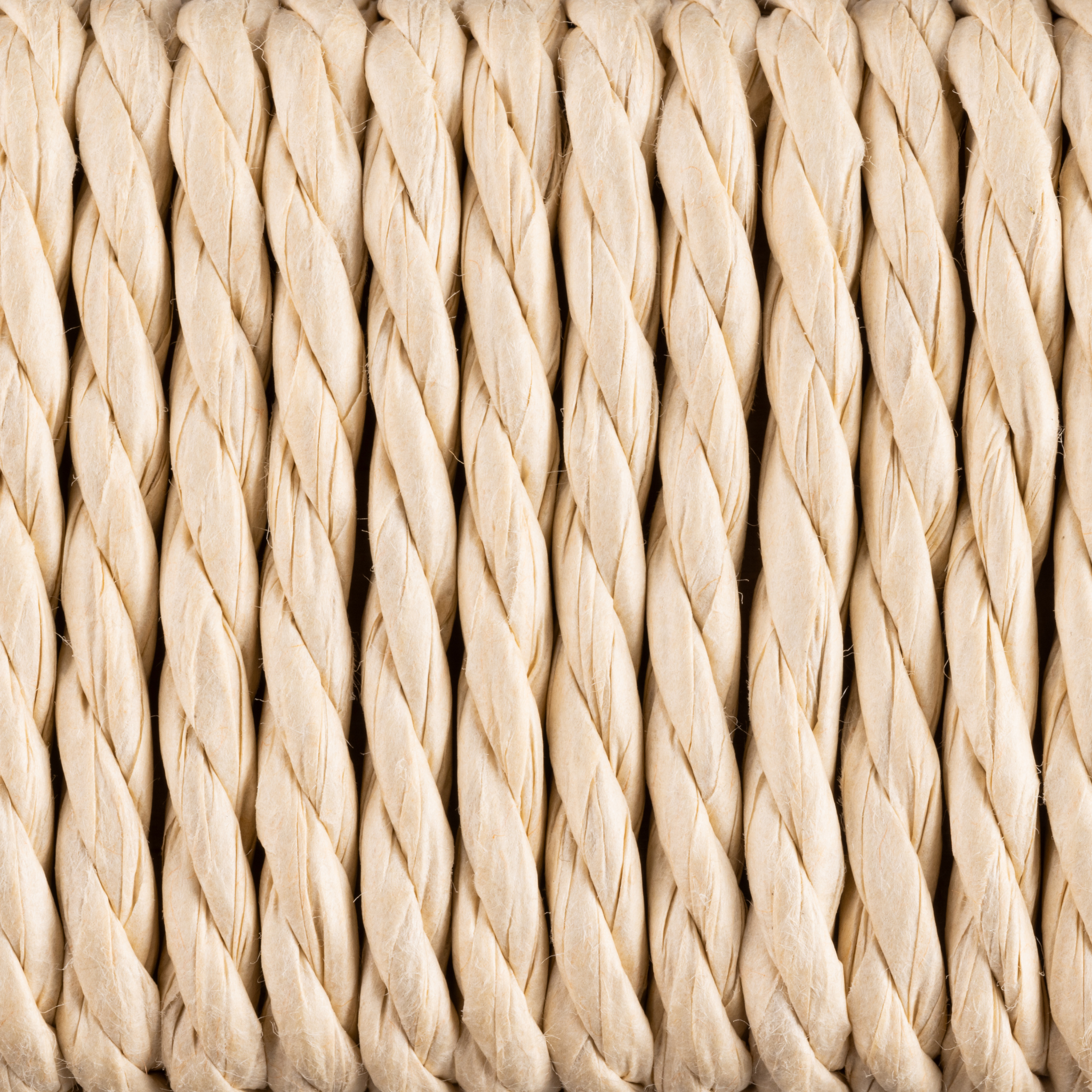 Tabouret tressé couleur crème avec structure en bois naturel