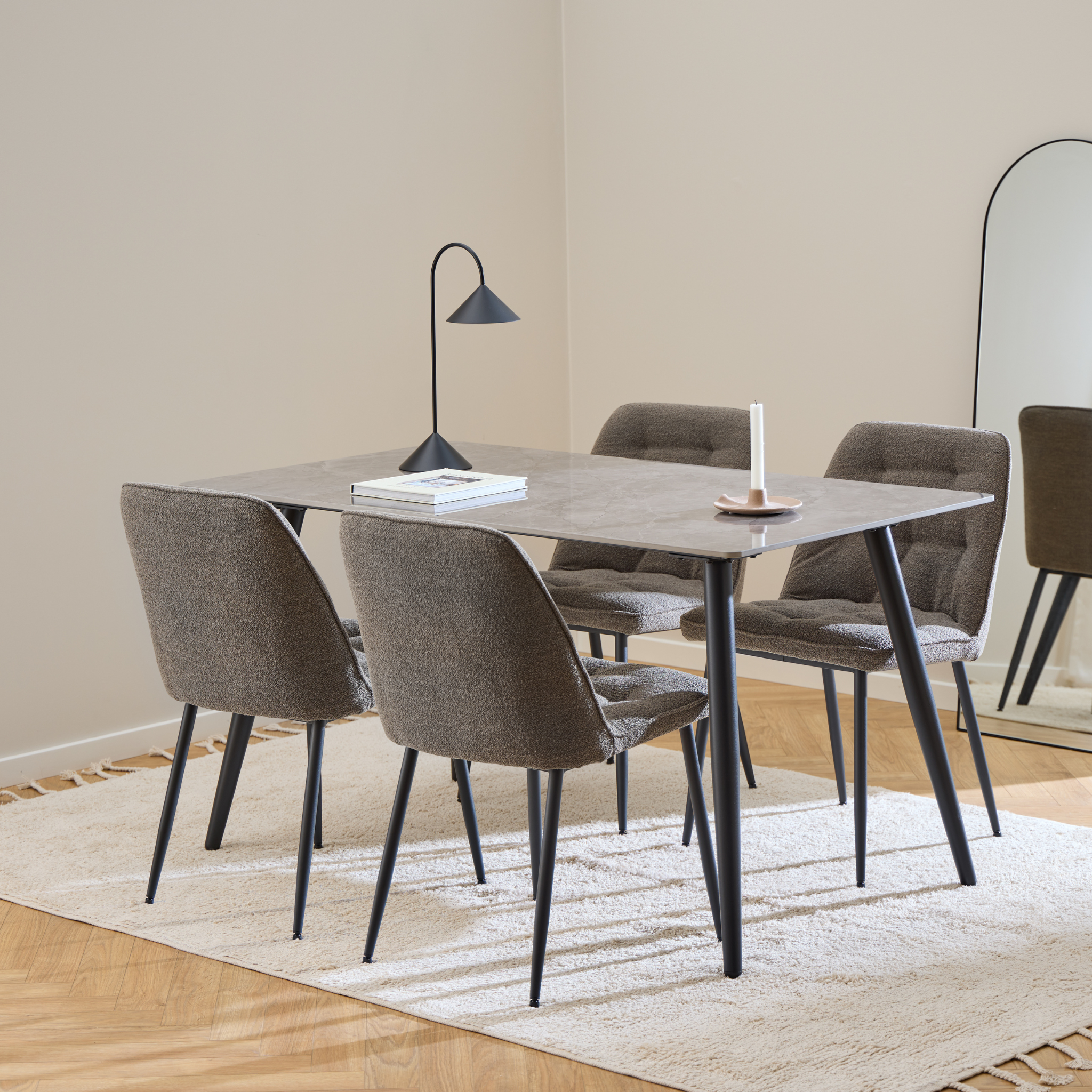 Table de salle à manger rectangulaire en céramique grise avec pieds en acier noir