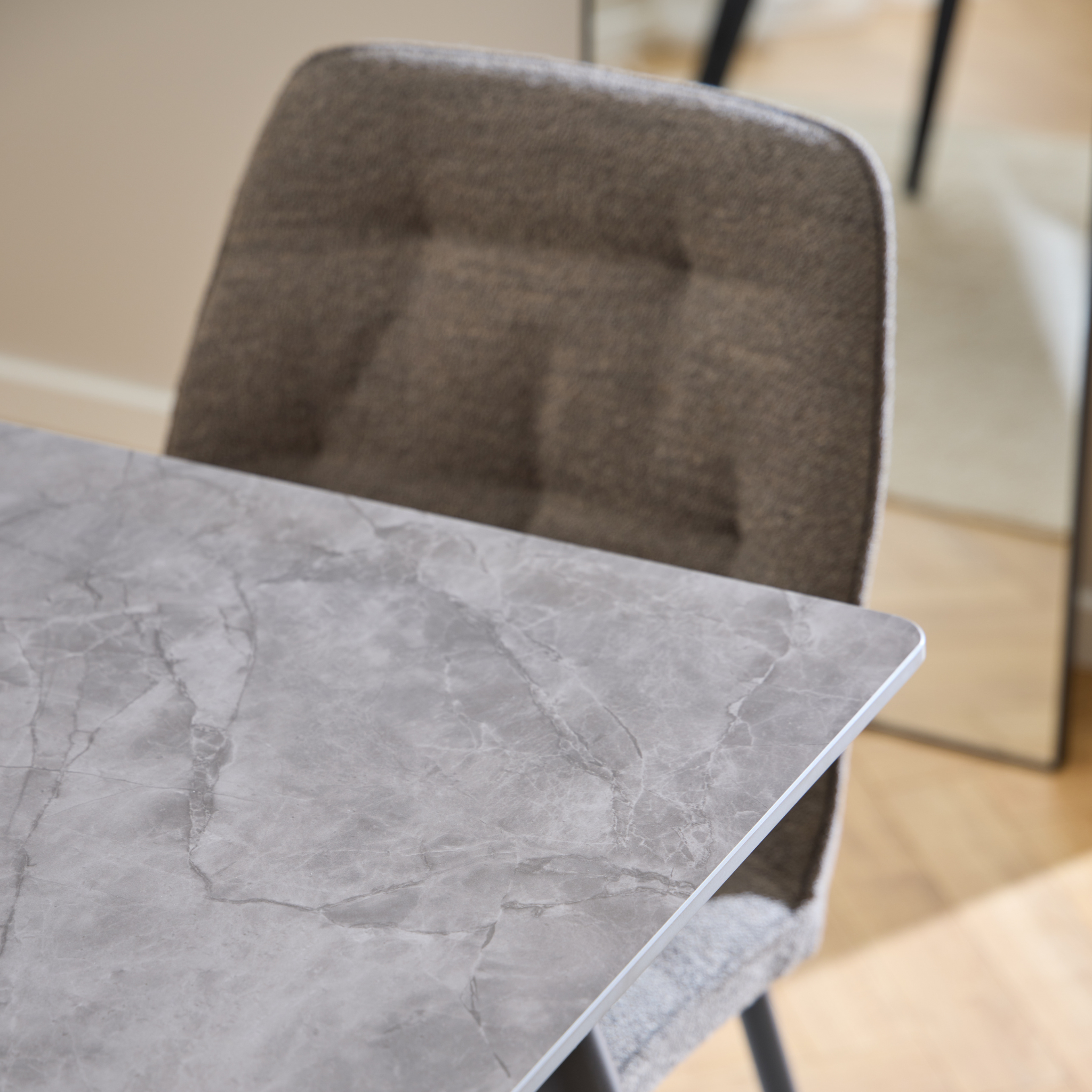 Table de salle à manger rectangulaire en céramique grise avec pieds en acier noir