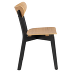 Actona Roxby Stuhl in Schwarz mit Eiche-Sitzfläche und geschwungener Holzlehne – modernes Skandinavisches Design