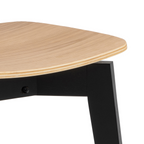 Actona Roxby Stuhl Detailansicht – helle Holzsitzfläche mit schwarzem Gestell aus Holz, modernes Scandinavian Design