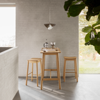 Actona Barlow Bartisch mit zwei Holzbarhockern in hellem Eichenholz, minimalistisches Scandinavian Design
