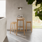 Actona Barlow Barhocker aus hellem Holz mit passendem Bartisch in modernem Wohnraum mit Naturlicht