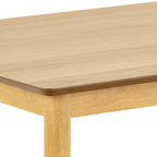 Actona Barlow Esstisch aus hellem Holz, Detailansicht der abgerundeten Tischkante und Tischbein