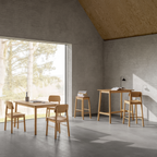 Actona Barlow Holzstuhl in Eiche natur an modernem Esstisch, minimalistisches Wohnzimmer mit Fensterfront