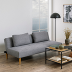 Actona Lucca Bettsofa hellgrau mit Holzbeinen im modernen Wohnzimmer mit Couchtisch und Stehlampe