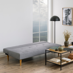 Actona Lucca Bettsofa Hellgrau im modernen Wohnzimmer mit Holzbeinen, Tufting-Polsterung und Beistelltisch