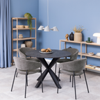 Esszimmerstuhl Ann dunkelgrau mit schwarzem Rundtisch im modernen Esszimmer mit blauen Wänden