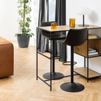 Schwarze Barhocker Oregon von Actona an einem Stehtisch mit Holzplatte in modernem Wohnzimmer