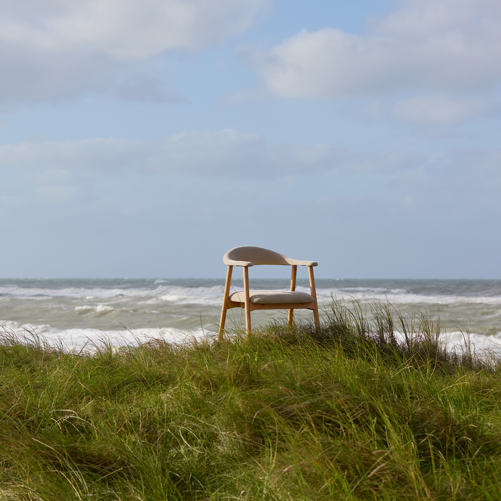 Chaise de salle à manger élégante avec accoudoirs en tissu bouclé
