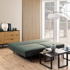 Actona Malling Bettsofa in Grün im modernen Wohnzimmer mit Holzkommode und schwarzen Couchtischen