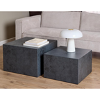 Actona Satztisch Dice 2er-Set in Schwarz aus Beton-Optik vor beigem Sofa mit Büchern und Tischlampe