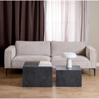 Actona Satztisch Dice Schwarz 2er-Set vor beigem Sofa – modernes Wohnzimmer-Design