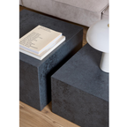 Actona Satztisch Dice in Schwarz – 2er-Set aus Beton-Optik auf Holzboden mit Deko-Büchern und Tischlampe