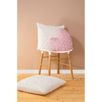 Magma Fluffy Kissen in Weiss und Rosa auf weissem Holzstuhl mit Eichenbeinen und Bodenkissen