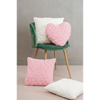Magma Fluffy Kissen in Rosa und Weiss auf grünem Samtsessel – flauschige Zierkissen mit Herzform