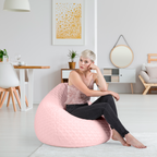 Frau sitzt auf rosa Magma Sitzsack im modernen Wohnzimmer – bequemer Beanbag in Rautenoptik