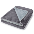 Gefaltetes Fleece-Plaid Twin in Anthrazit mit hellblauer Innenseite und dekorativer Steppnaht