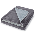 Gefaltetes Fleece-Plaid Twin in Anthrazit mit hellblauer Innenseite und dekorativer Steppnaht