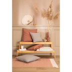 Holzbank mit Kissen in Terrakotta und Beige, Pampasgras in Kupfervase, boho Wohnambiente