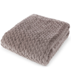 Gefaltetes Plaid Mink in Taupe mit weichem Wabenmuster aus Kunstfell, kuschelige Wohndecke