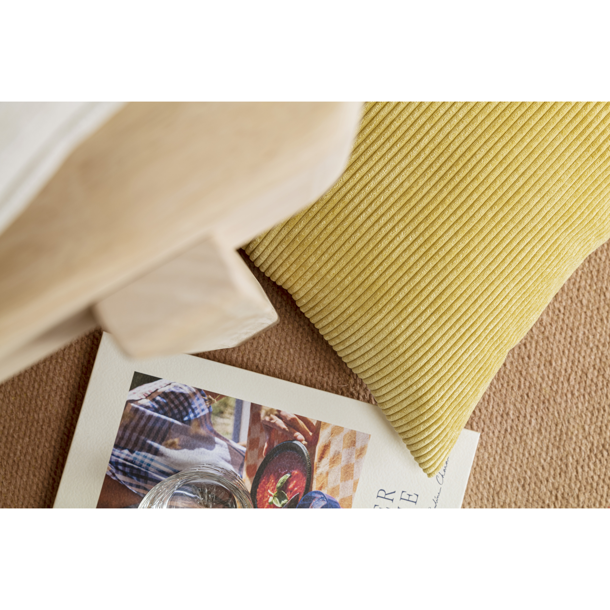 Coussin Inga 50x50 en velours côtelé menthe avec garniture de qualité supérieure