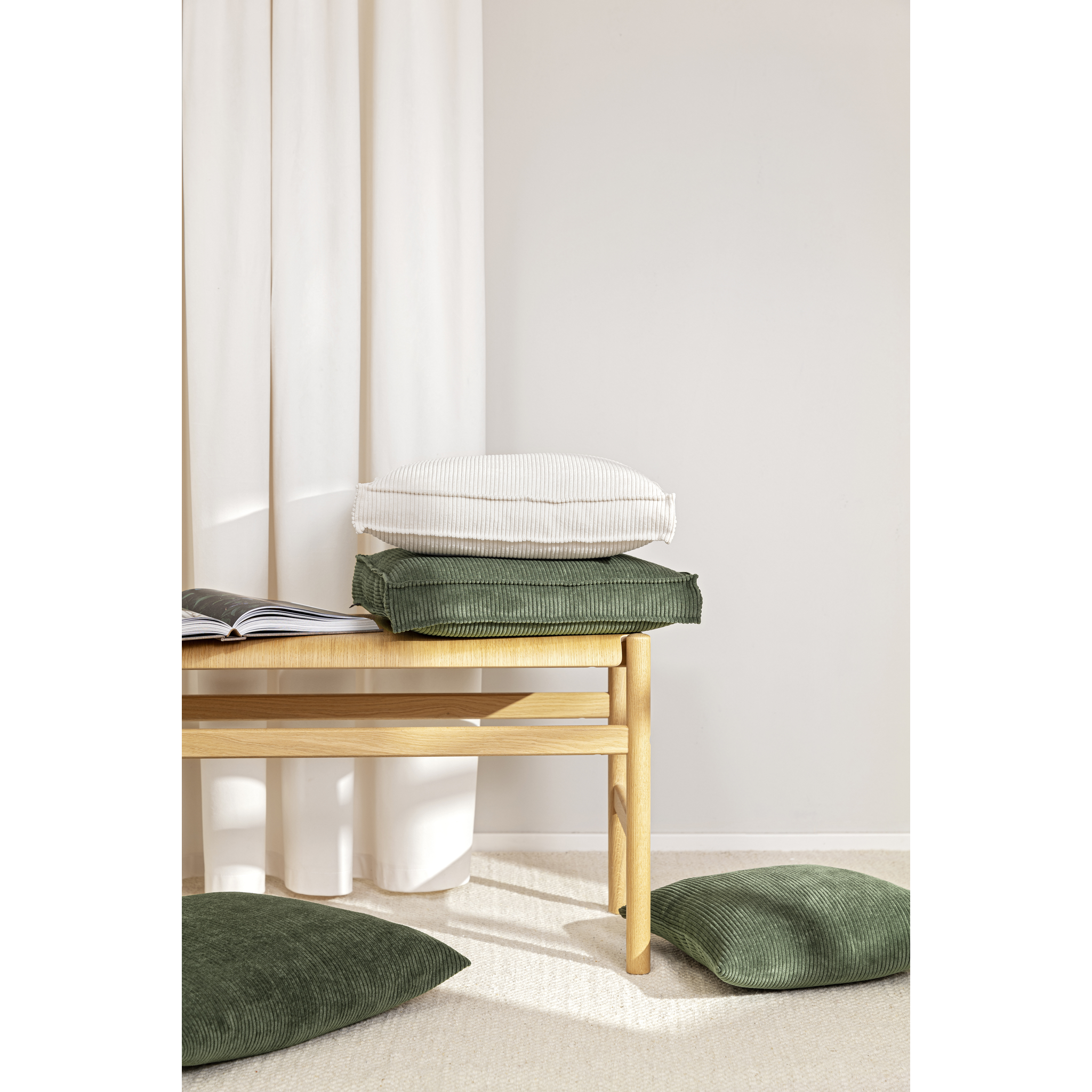 Coussin Inga 50x50 cm, velours côtelé, vert foncé, garnissage de qualité supérieure