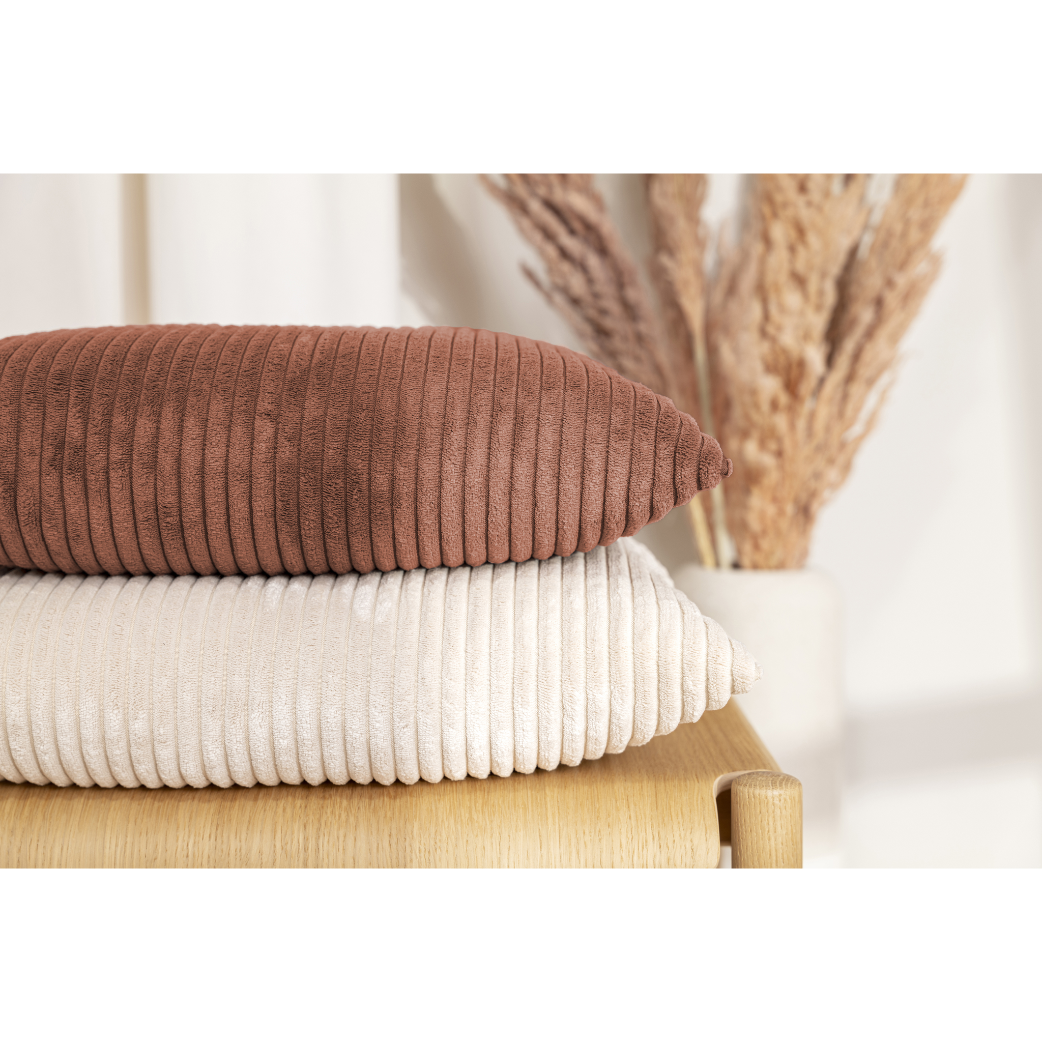 Coussin Shara 45x45 cm, velours côtelé doux, vieux rose, garnissage de qualité supérieure
