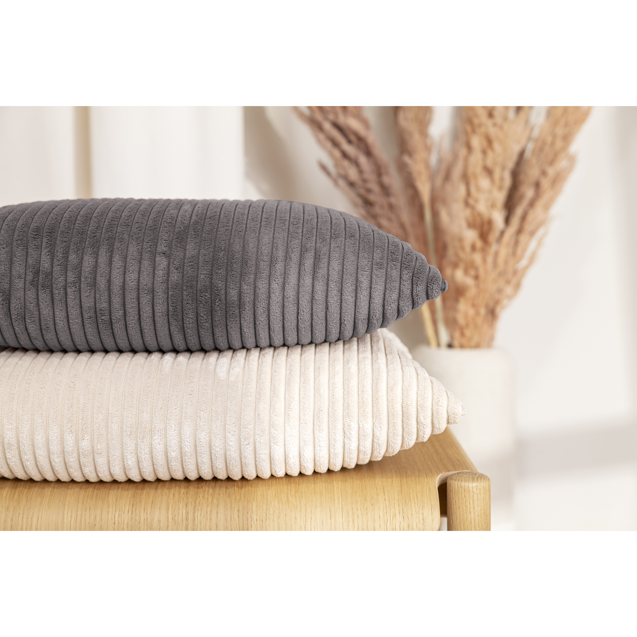 Coussin Shara 45x45 cm, velours côtelé pelucheux, anthracite, garnissage de qualité supérieure