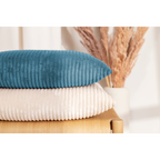 Magma Shara Kissen in Blau und Beige mit Cord-Struktur auf Holzstuhl, dekoriert mit Pampasgras