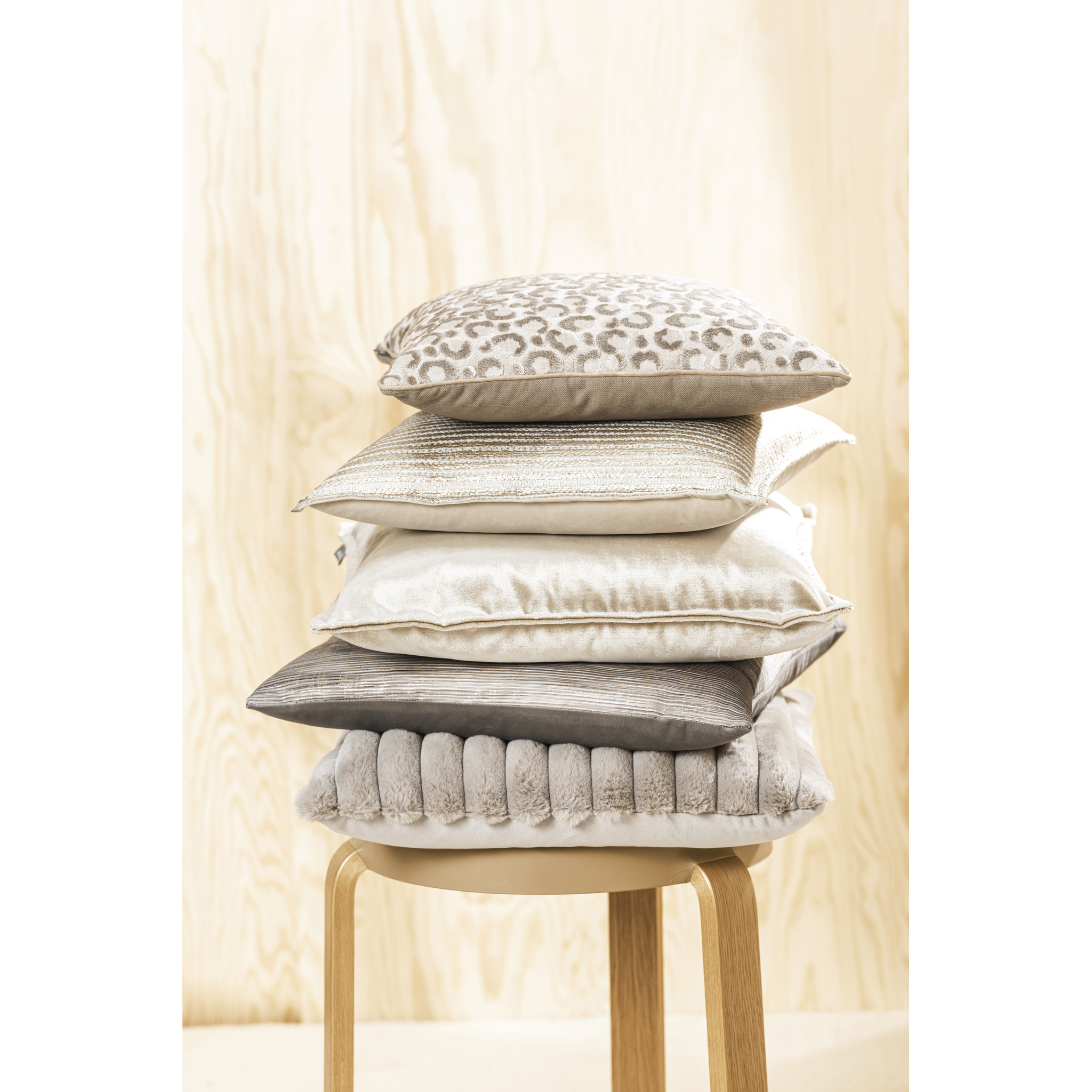 Coussin Raya 45x45 taupe avec garniture de qualité supérieure