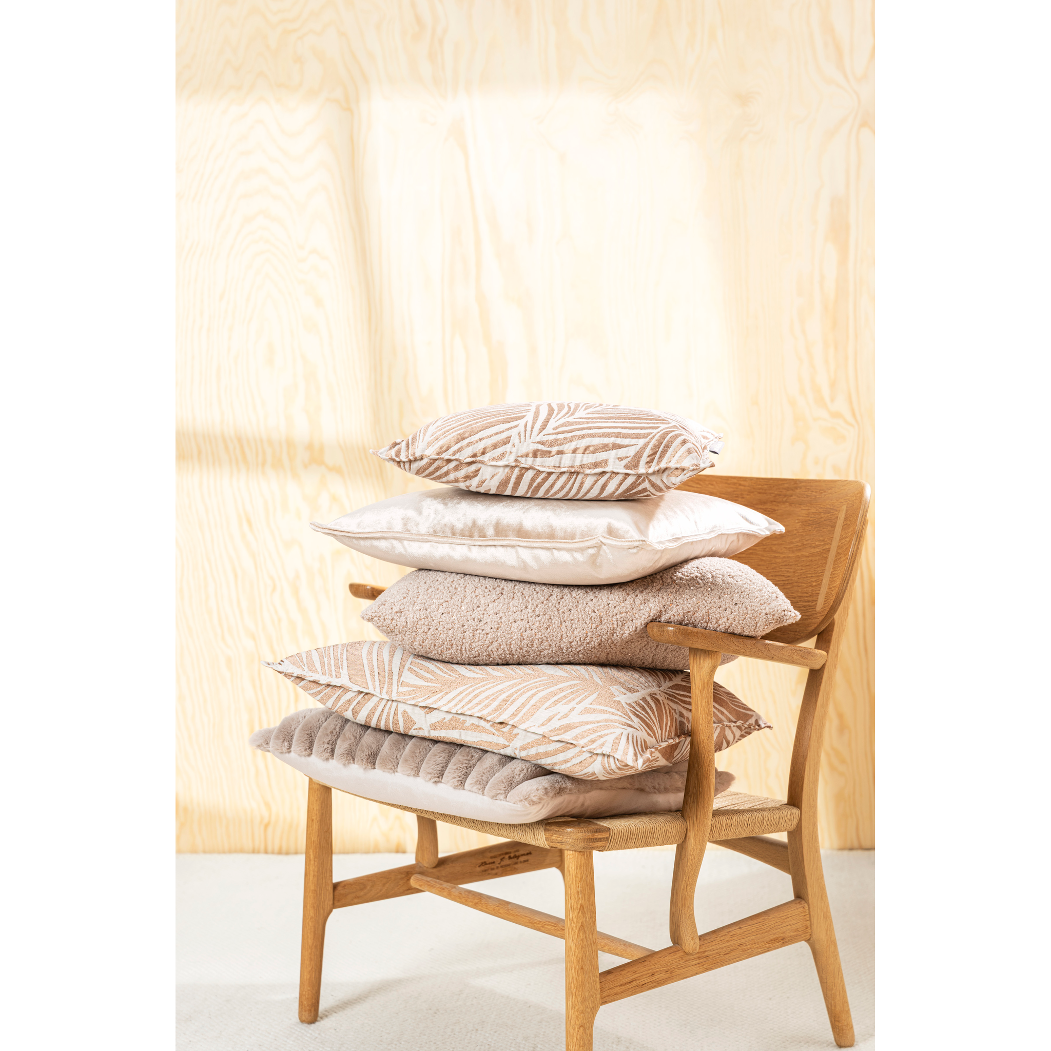 Coussin Raya 45x45 taupe avec garniture de qualité supérieure