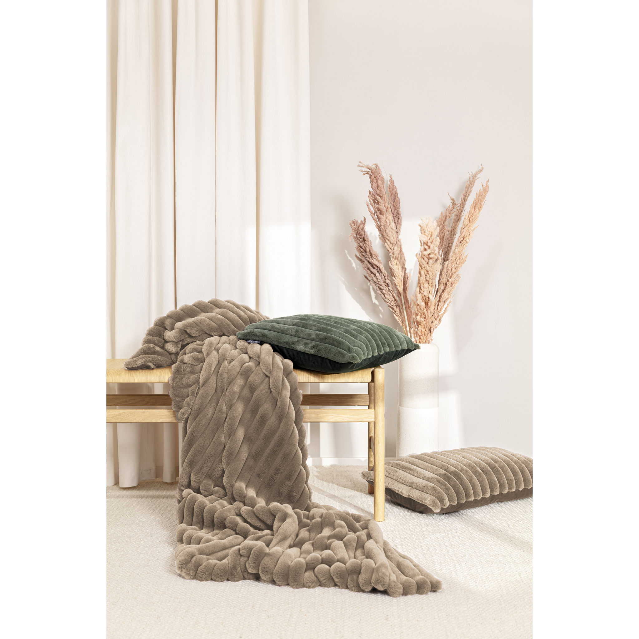 Coussin Raya 45x45 taupe avec garniture de qualité supérieure