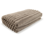 Magma Raja Kuscheldecke in Taupe, gefaltet mit weichem Ripp-Muster aus Kunstfell