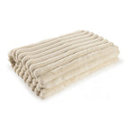 Magma Raja Wohndecke in Beige, gefaltete Kuscheldecke mit Rippenstruktur aus weichem Kunstfell