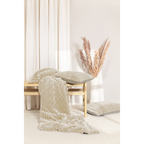 Magma Raja Kuscheldecke und Kissen in Creme-Beige auf Holzbank mit Pampasgras-Deko