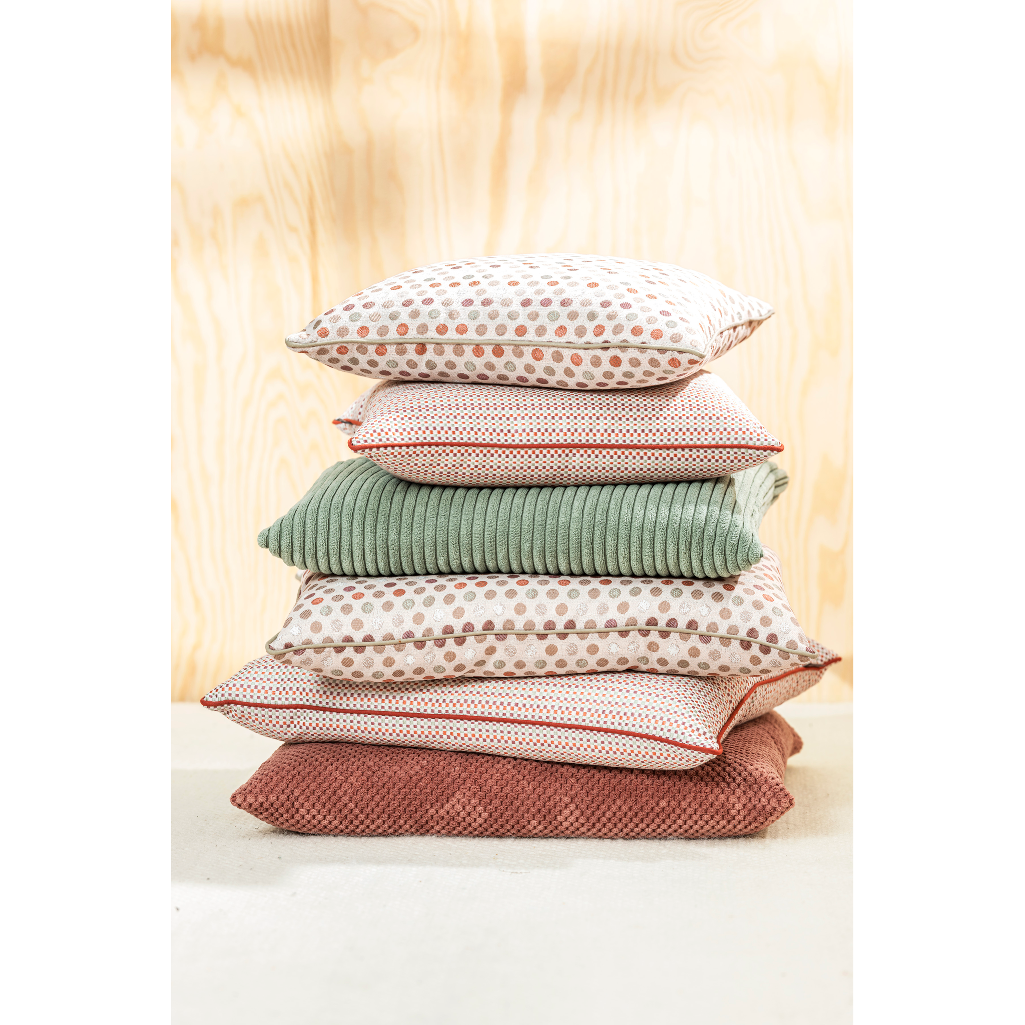 Coussin Shara 45x45 cm, velours côtelé doux, vert sauge, garnissage de qualité supérieure