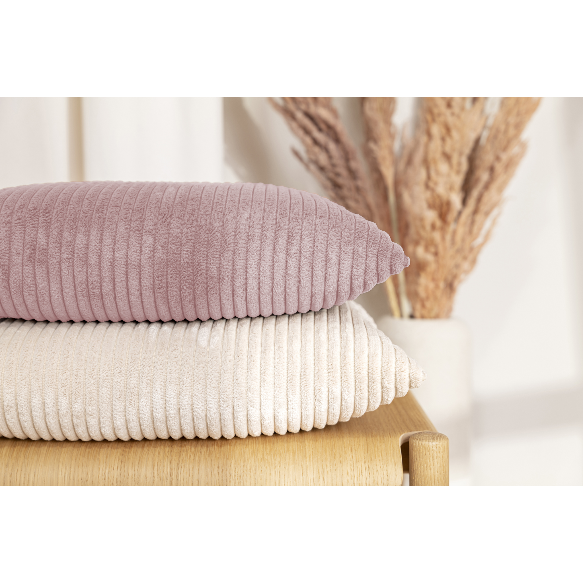 Coussin Shara 45x45 cm, velours côtelé rose poudré, garnissage de qualité supérieure