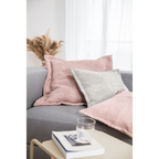 Magma Shara Cordsamt-Kissen in Rosa und Grau auf grauem Sofa mit Pampasgras-Dekoration