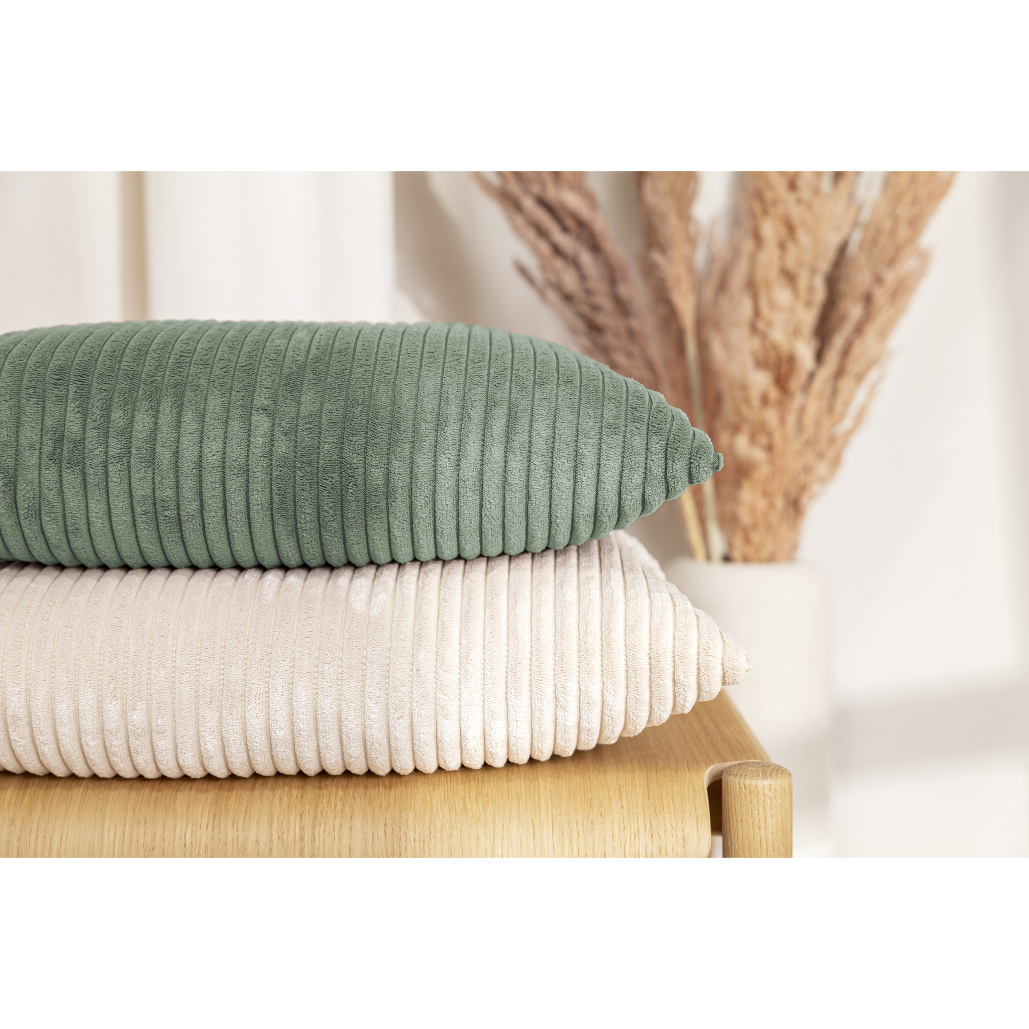 Coussin Shara 60x60 cm en velours côtelé moelleux couleur sauge, garnissage de qualité supérieure