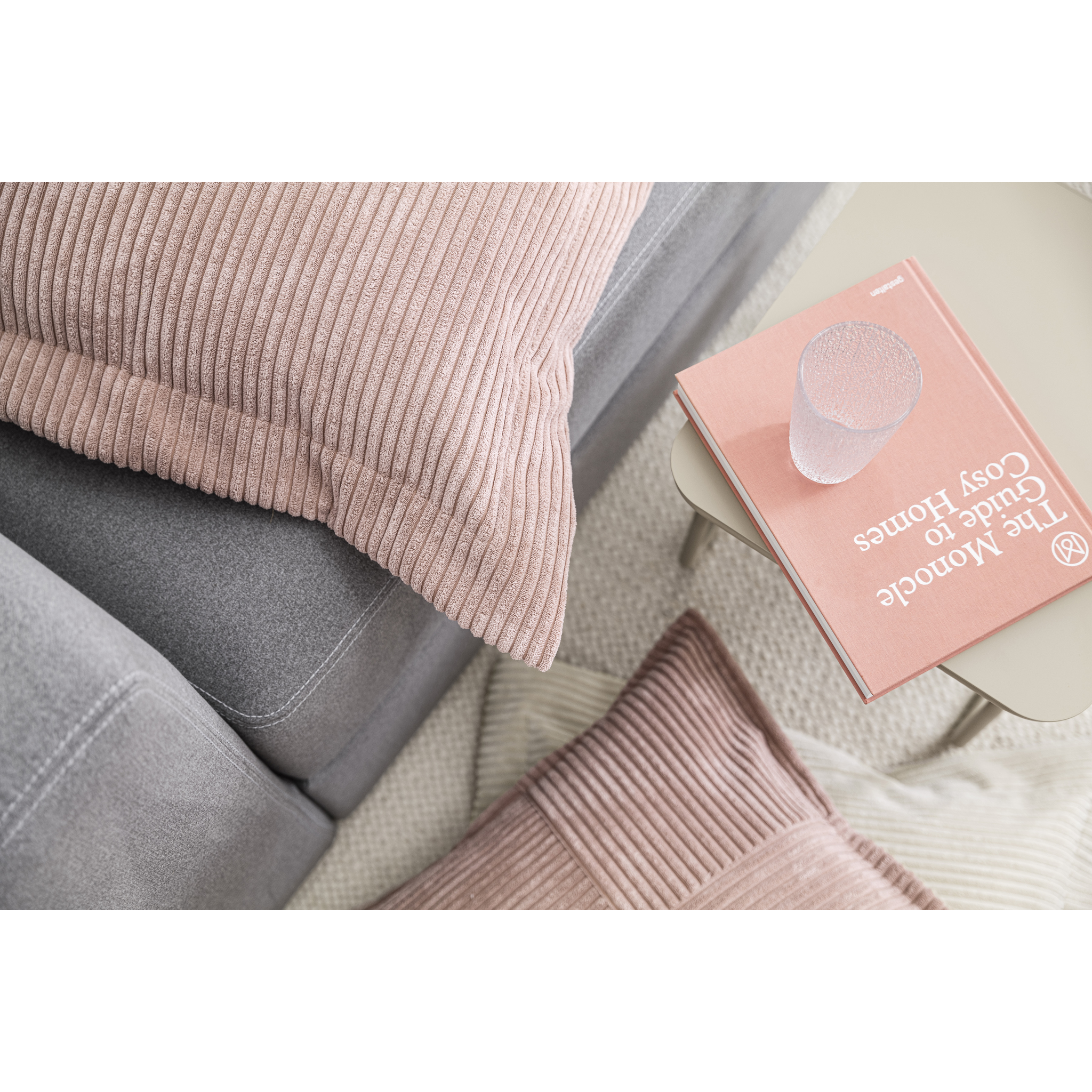 Coussin Shara 60x60 cm en velours côtelé moelleux couleur sauge, garnissage de qualité supérieure