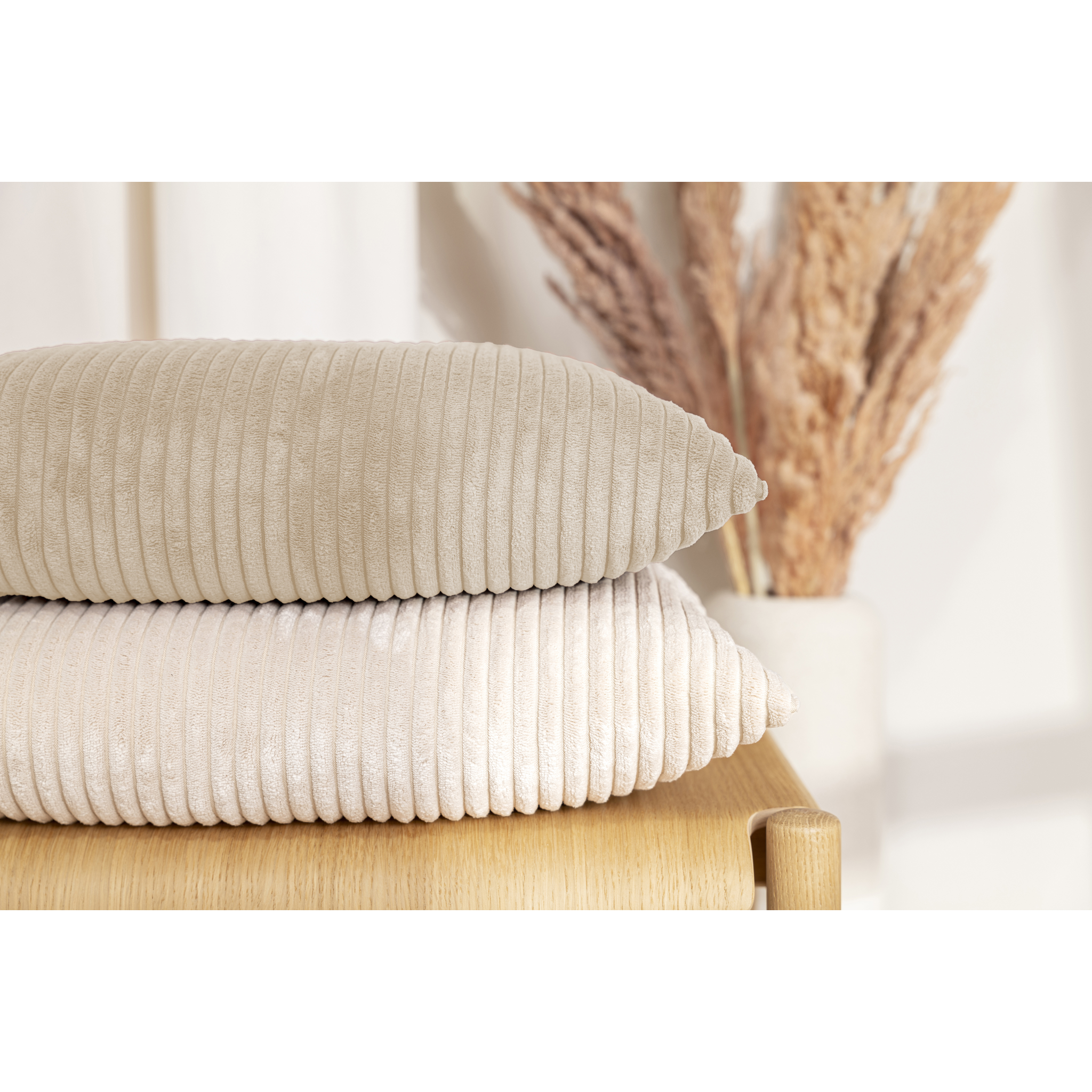 Coussin Shara 60x60, velours côtelé beige doux, garnissage de qualité supérieure