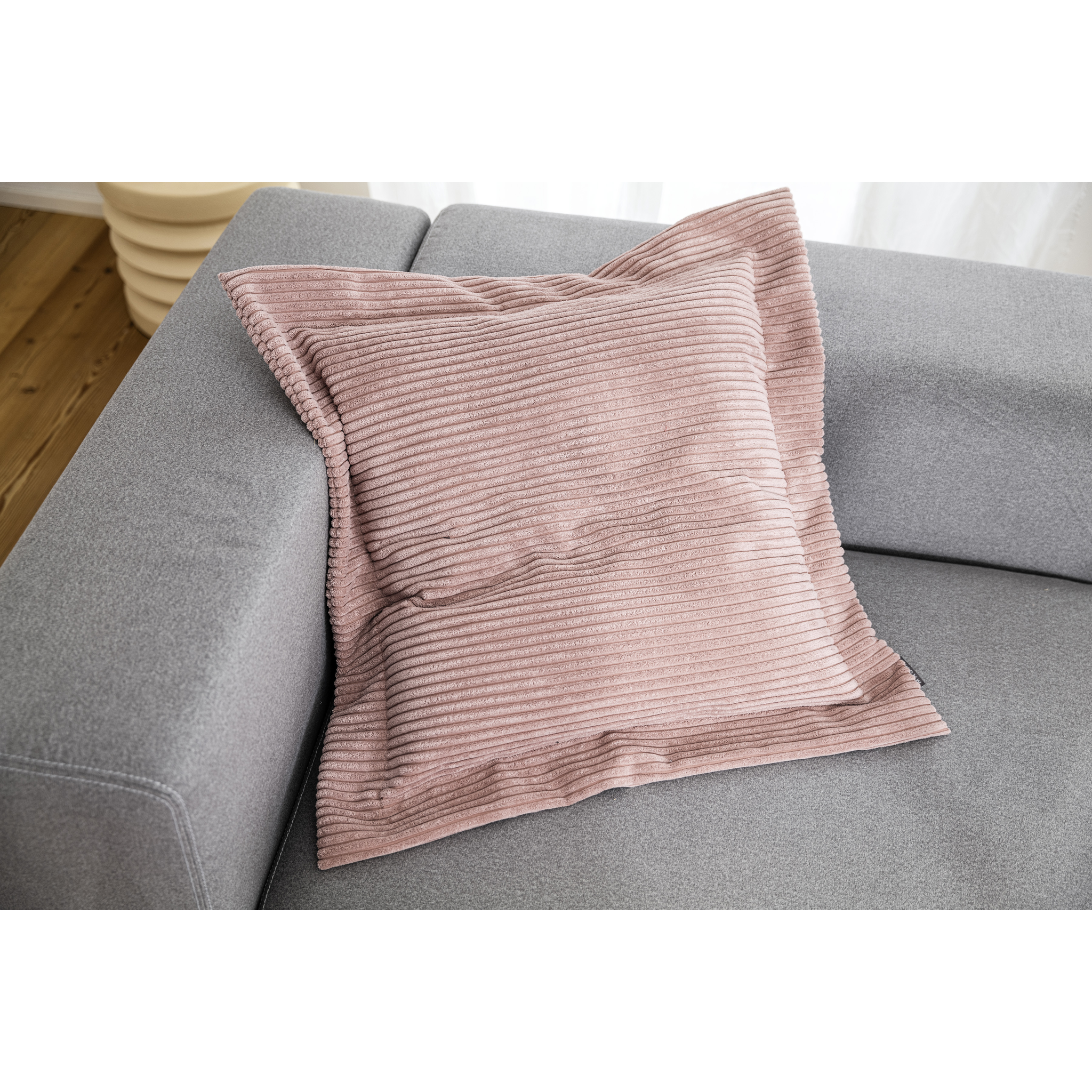 Coussin Shara 60x60, velours côtelé beige doux, garnissage de qualité supérieure