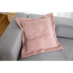 Rosa Cord-Kissen Magma Shara auf grauem Sofa – dekoratives Wohnzimmer-Kissen in Rippenstruktur