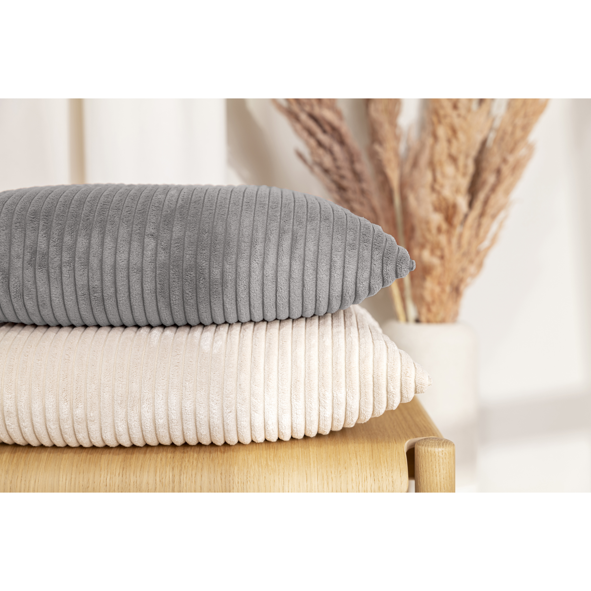 Coussin Shara 60x60 cm, velours côtelé gris peluche, garnissage de qualité supérieure