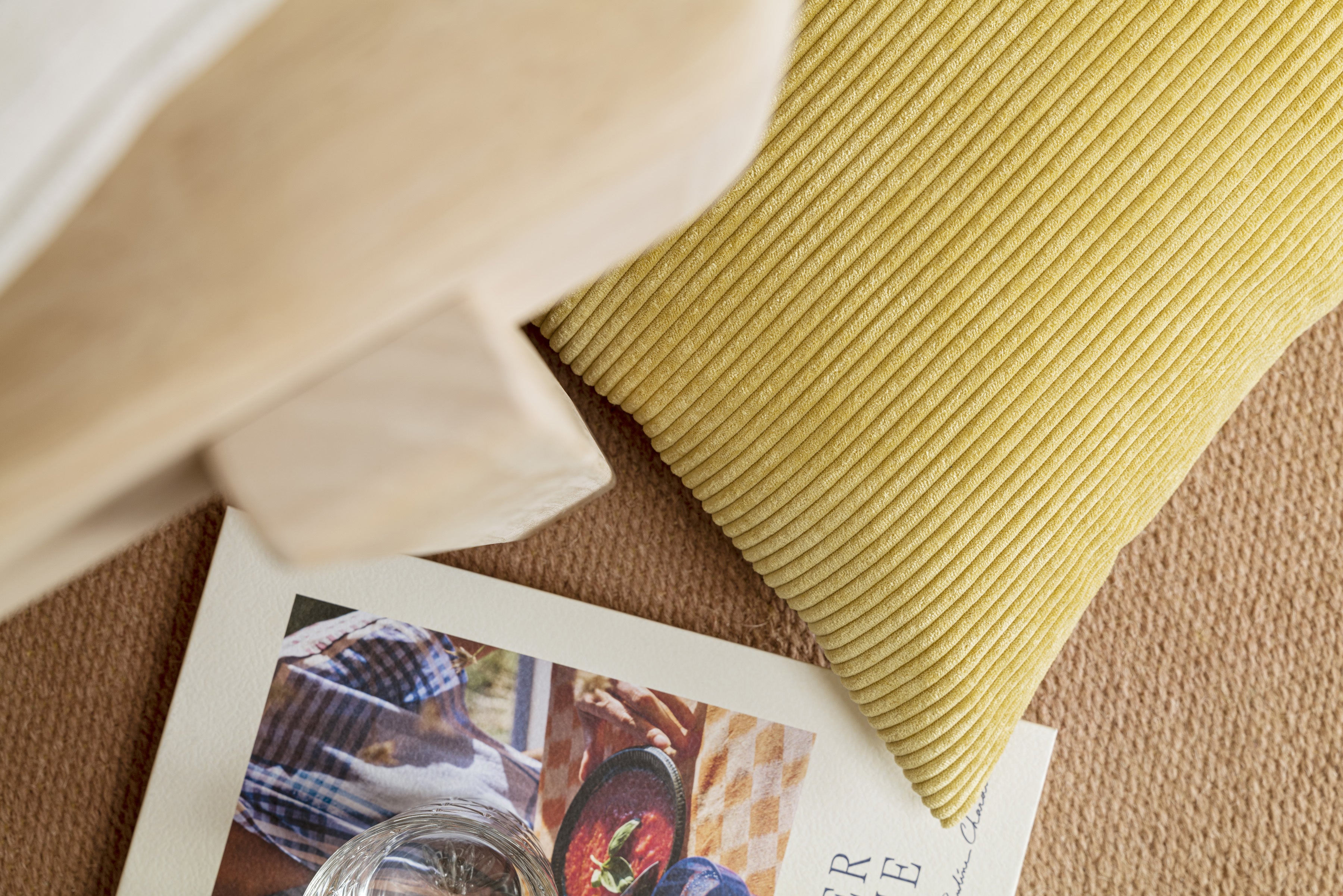 Coussin Inga 40x40 en velours côtelé naturel avec rembourrage de qualité supérieure