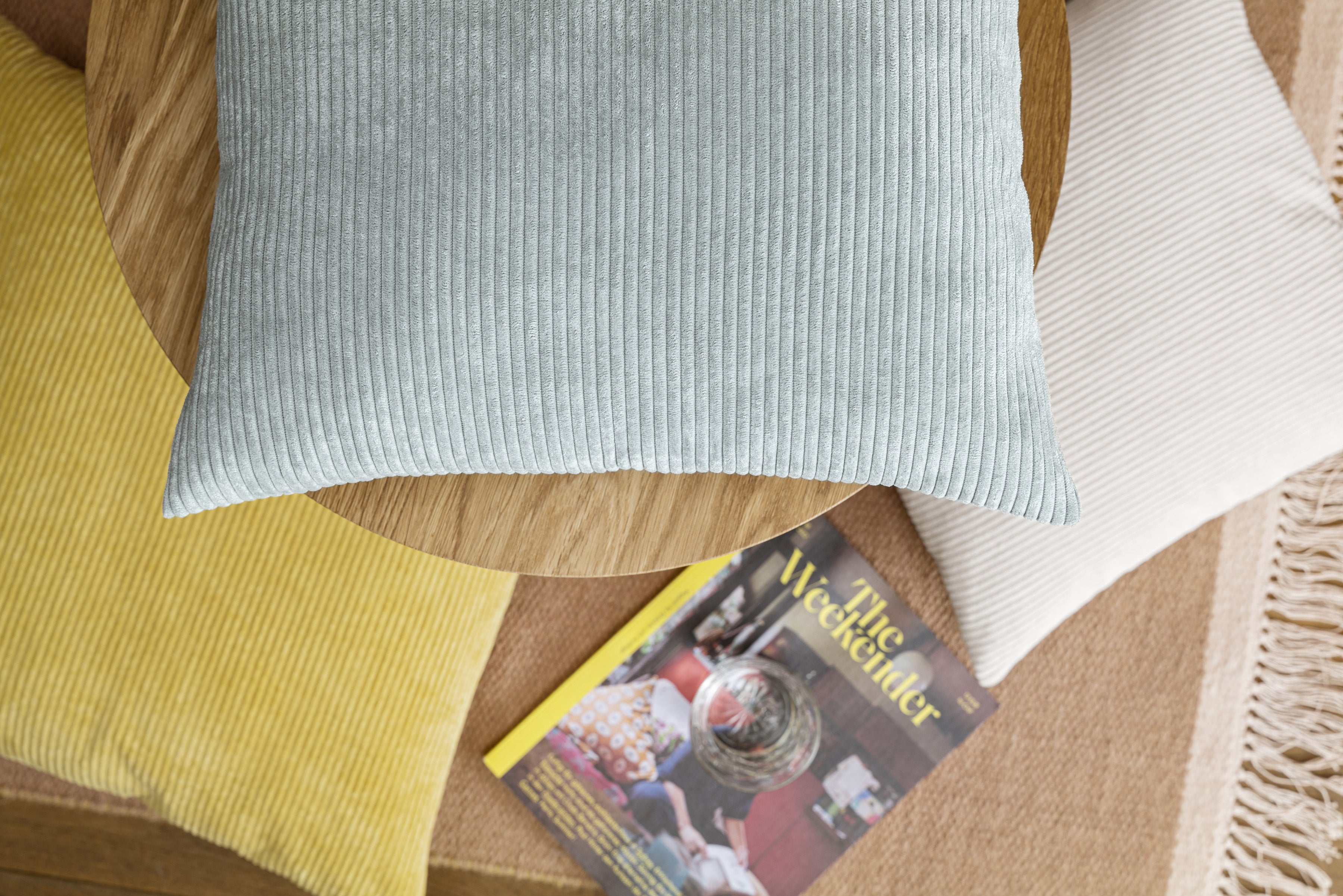 Coussin Inga 40x40 en velours côtelé naturel avec rembourrage de qualité supérieure